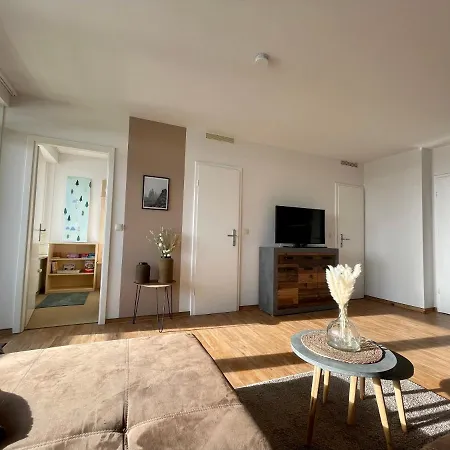 Schoene Mit Schwimmbad, Sauna Und Balkon *