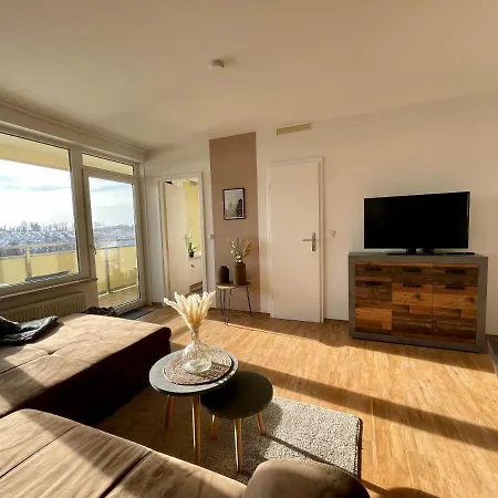 Schoene Mit Schwimmbad, Sauna Und Balkon